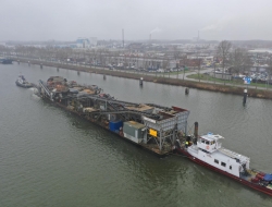 zandfabriek Dekker op transport naar Lomm