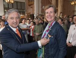 Overhandiging lintje aan Elise door burgemeester van Tiel, Hans Beenakker