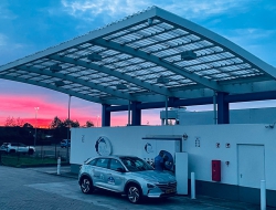 Waterstoftanken bij het vallen van de avond