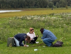 studenten WUR veldwerk in gouverneurspolder Dekker Groep